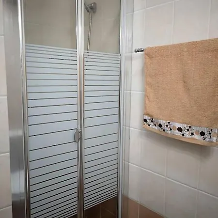 - Sleeps 5 - Parking - Private Terrace Apartment Masouri